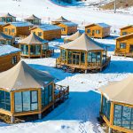 雪野中的梦幻之居：滑雪与帐篷酒店的奇妙邂逅